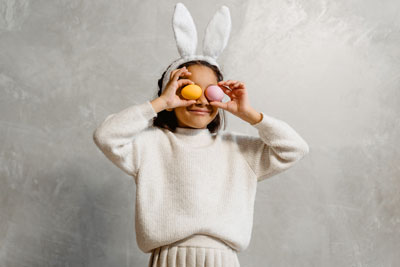Wielkanocna zabawa z dziećmi – własnoręczne ozdoby z pisanek